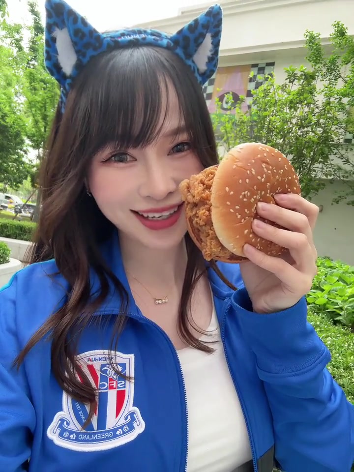实在太有料了！申花美女球迷这汉堡是啥口味的啊????