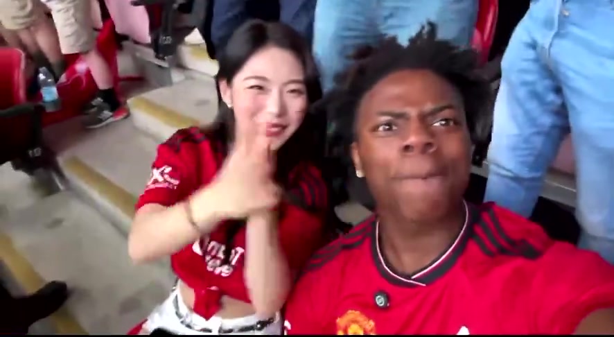 曼联进球后，甲亢哥和韩国美女亲密互动????