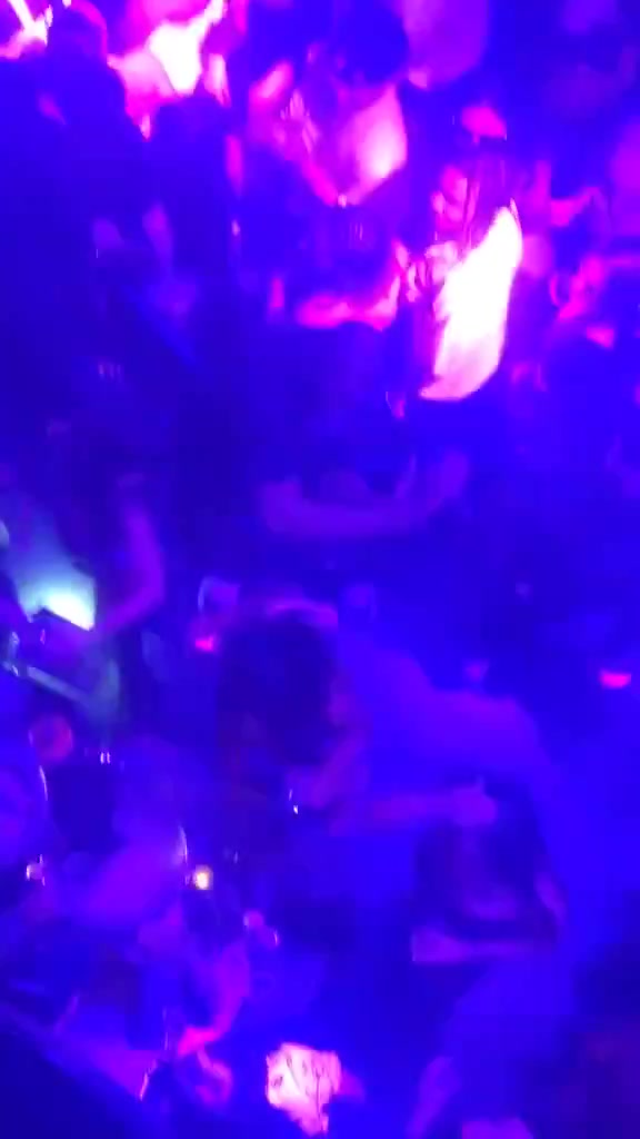 ????杜兰特真球痴！竟然在酒吧里练起了跳投！