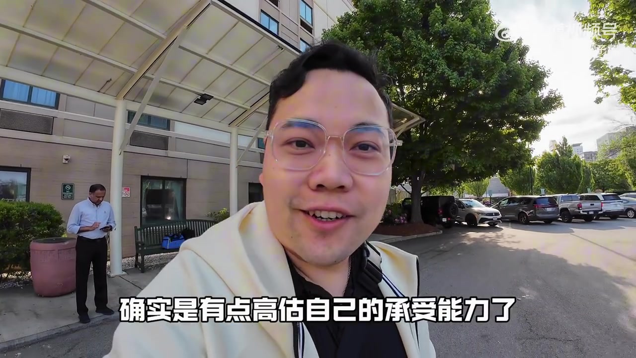 ????郭艾伦在波士顿带大家参观哈佛大学，结果校门关了！就在门口讲解