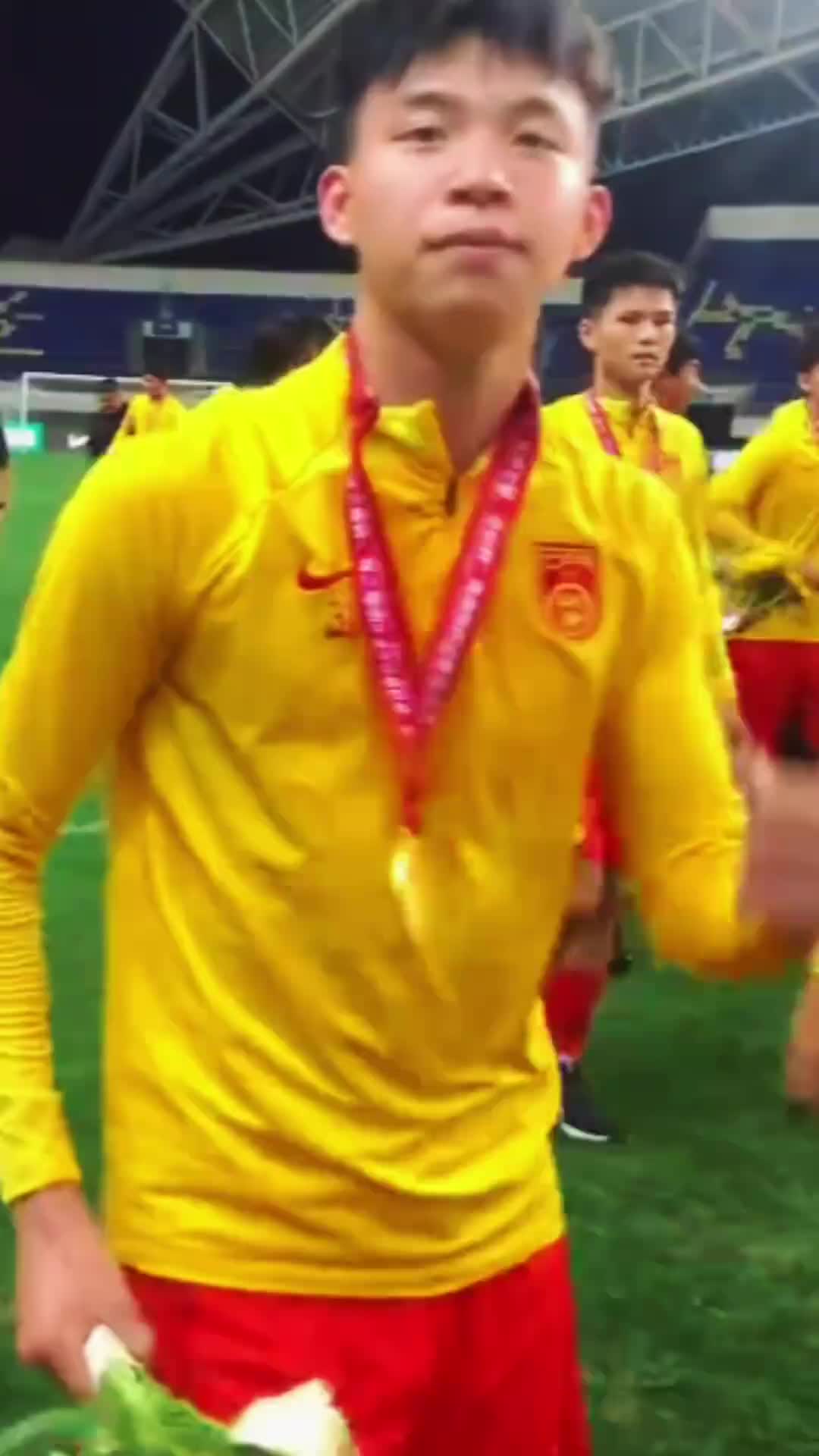 硬气????U19国足小伙子赛后喊话：咱们样已经打了！明天双杀！必须双杀！