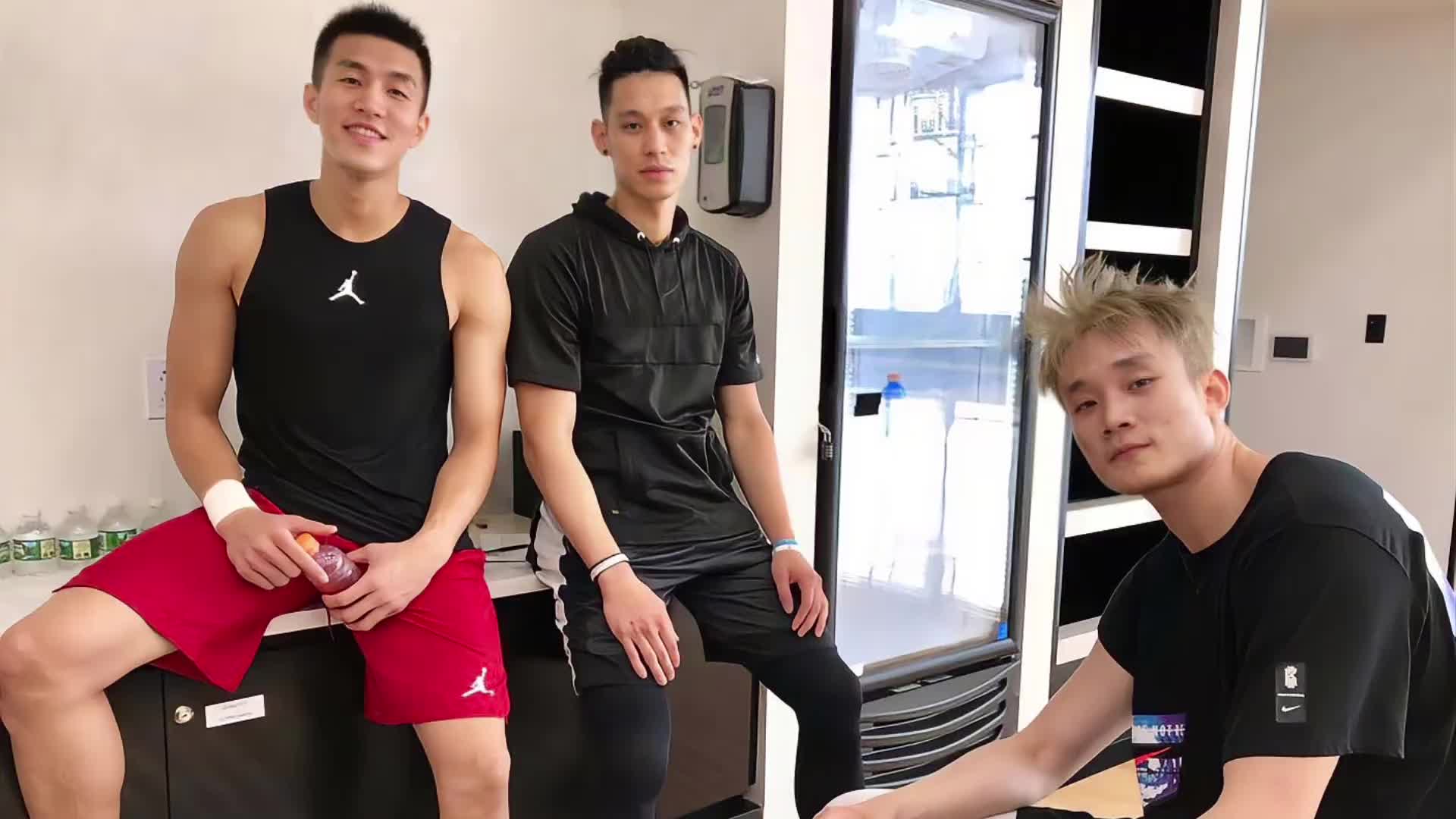 ????这看似普通的一张合影，承载了多少人的青春和期待！