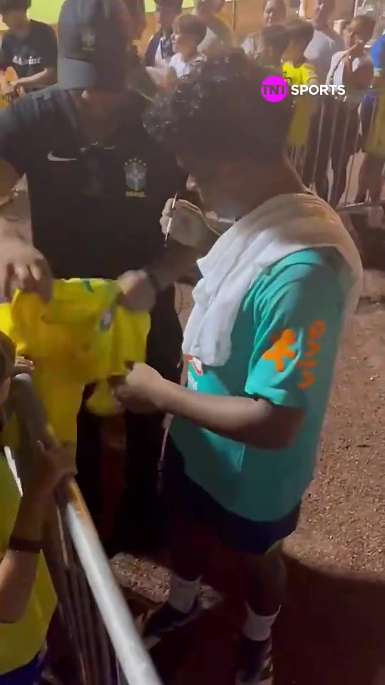 17岁恩德里克训练后与球迷友好互动????