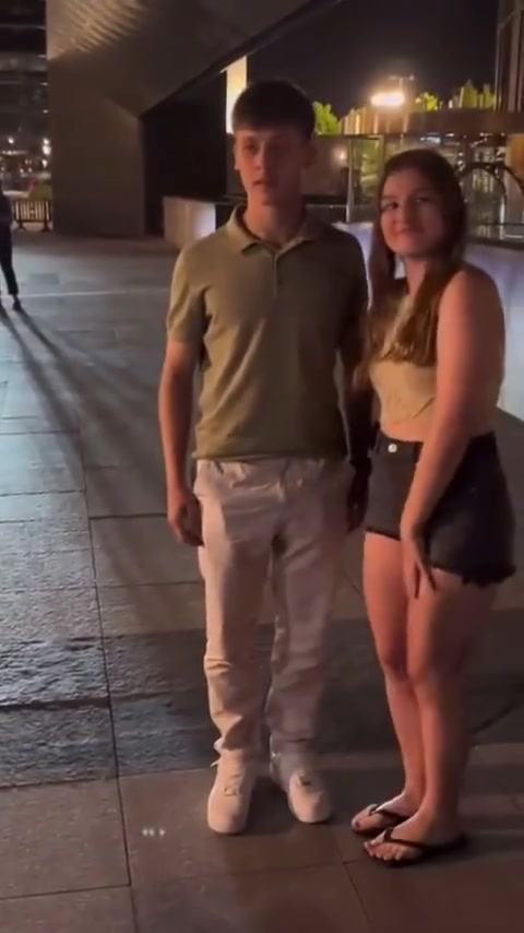 拘谨小居????居莱尔和众多女粉合影，有点手足无措