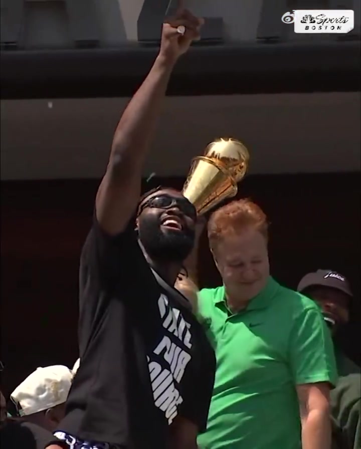????美媒：布朗是NBA历史上首位在游行庆典中出现失误的球员