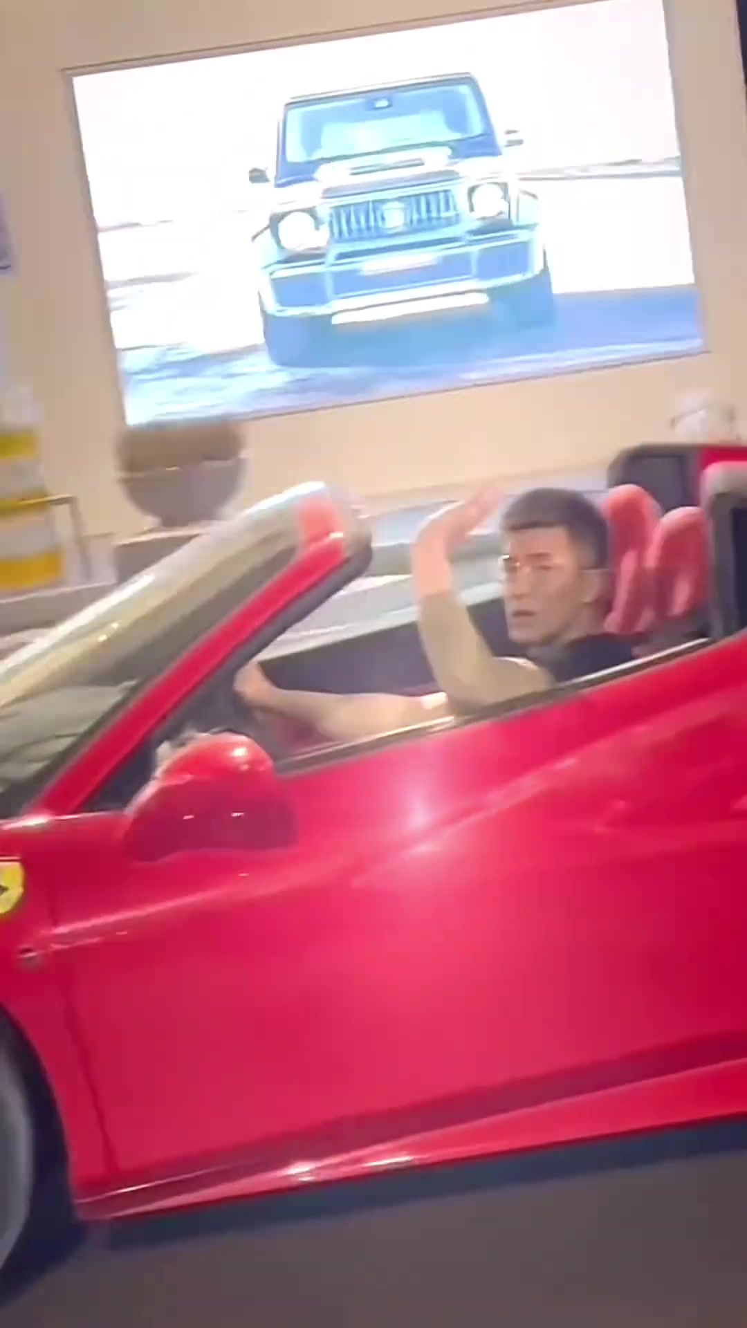 郭艾伦的法拉利副驾还是没有女孩啊????????????