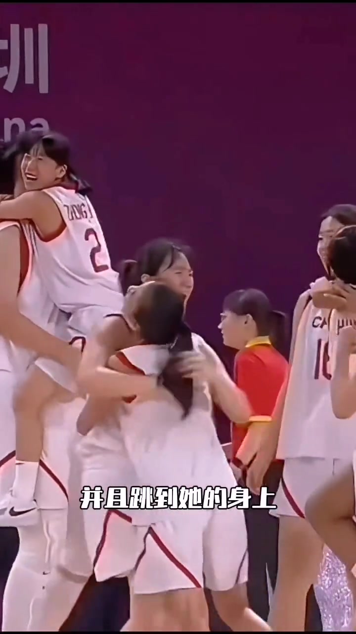 这一幕太喜感了????2号队友跳到张子宇身上挂着庆祝 就像女童挂母亲身上