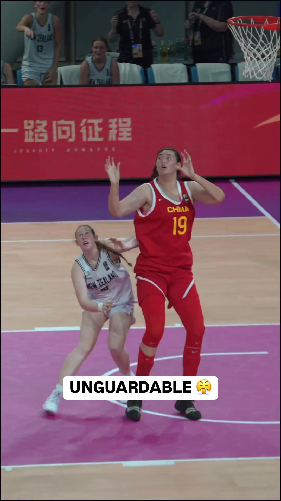 身高绝对碾压！张子宇打U18真是降维打击，对手根本没法玩啊????