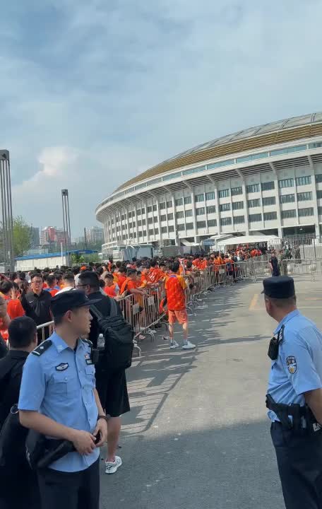 京鲁德比名不虚传，泰山球迷工体外等待入场排起长龙