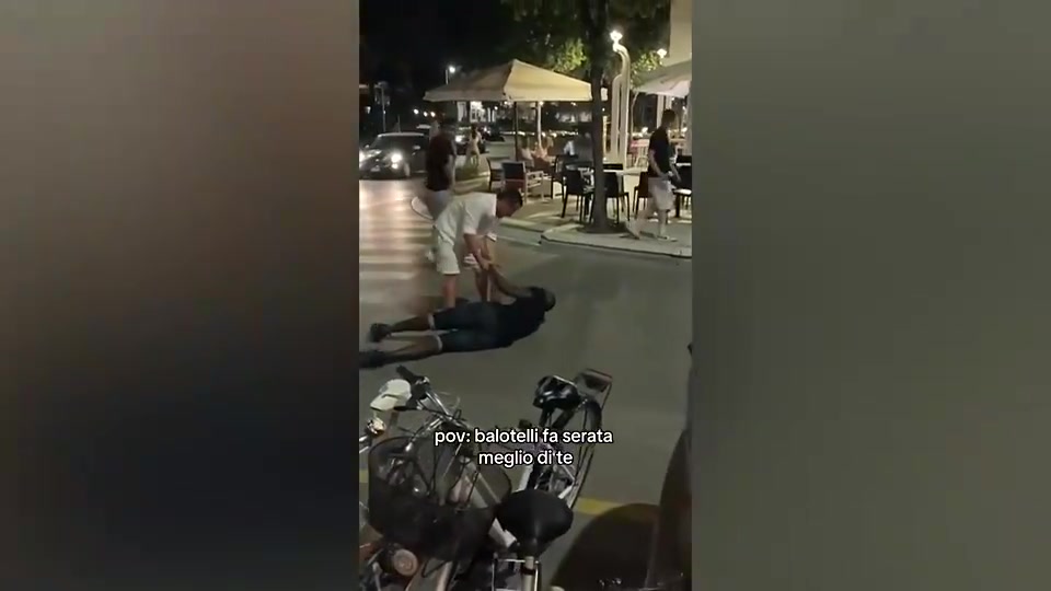 唉????‍巴洛特利度假时在大街上醉到不省人事