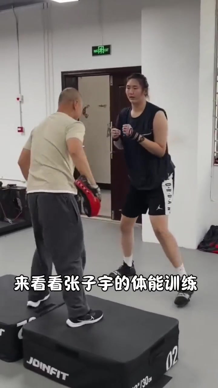 中国U18女篮张子宇训练视频 没想到2米23这么灵活????????????