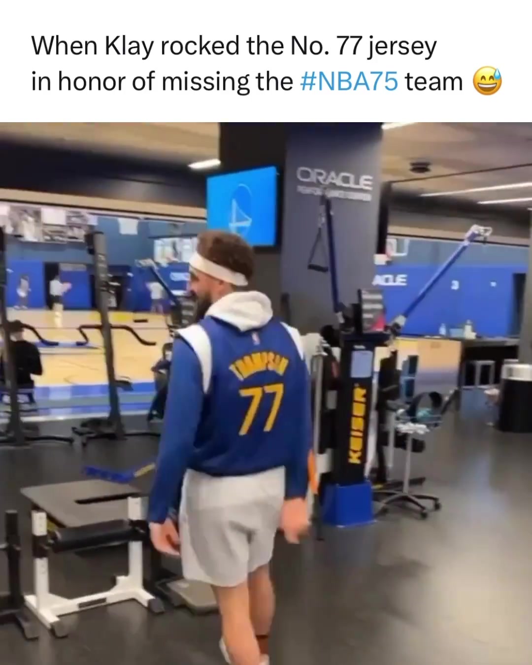 ????落选NBA历史75大巨星后，克莱身穿77号球衣并自称是历史77大球星，库里笑出猪叫声！