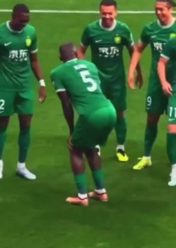 看不下去了，恩加德乌风骚庆祝动作遭队友两连踹????