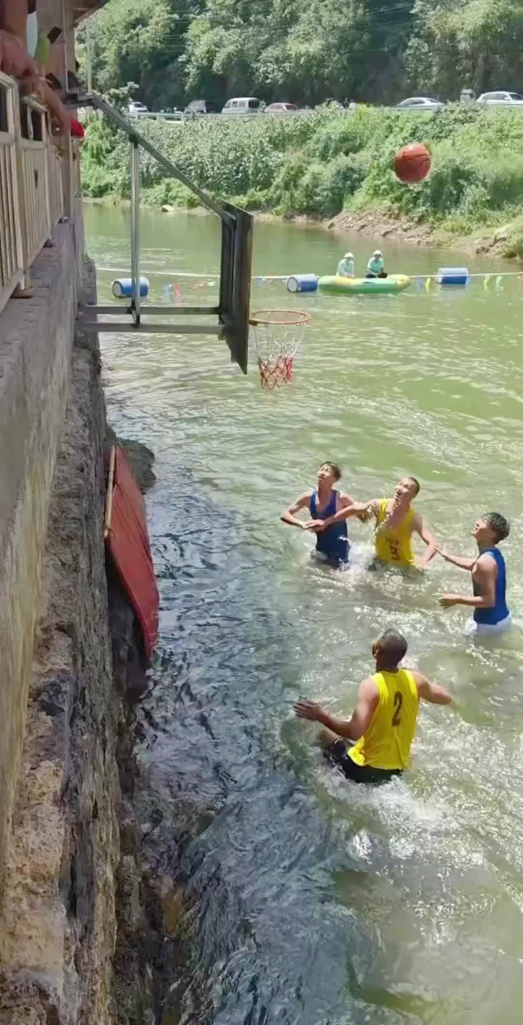 湖人球员在打球，快船球员当观众????????????