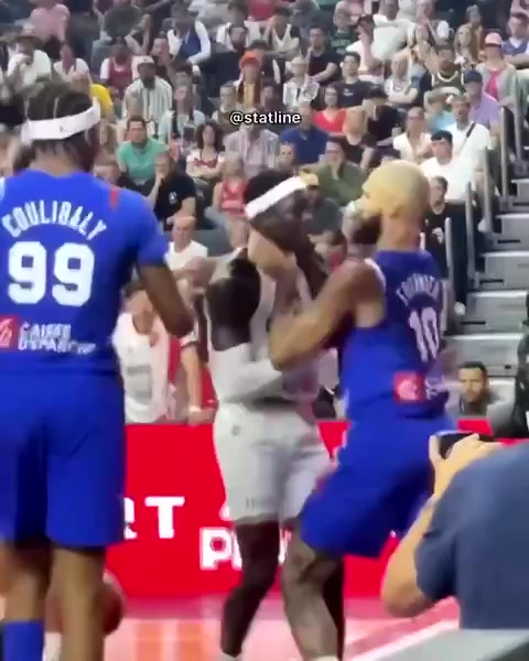 ????NBA版变脸！上一秒互掐脖子的两人随后就和好了