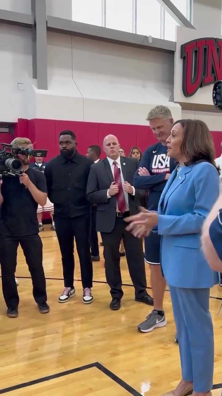 乖巧！美国副总统哈里斯造访男篮训练营 库里认真听领导训话频频点头????