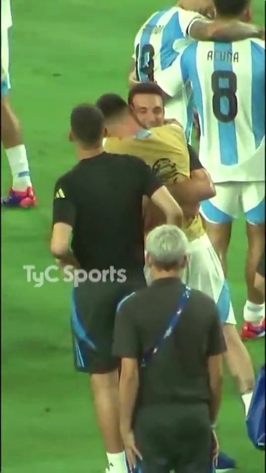 斯卡洛尼深情亲吻梅西，与梅西拥抱良久????