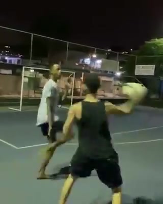 网友恶搞：当威少和约老师都离三双差一个助攻????????