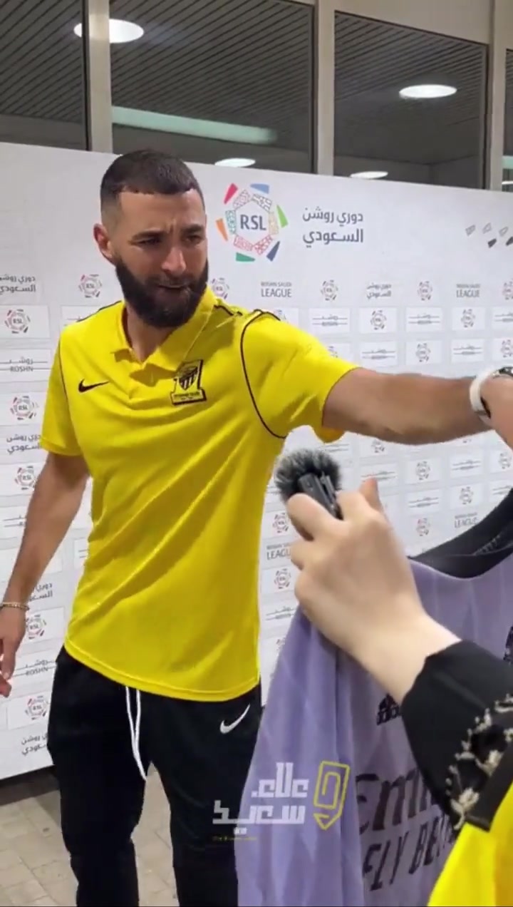 本泽马拒绝吉达联合球迷签名，直到他看到一件皇马球衣????