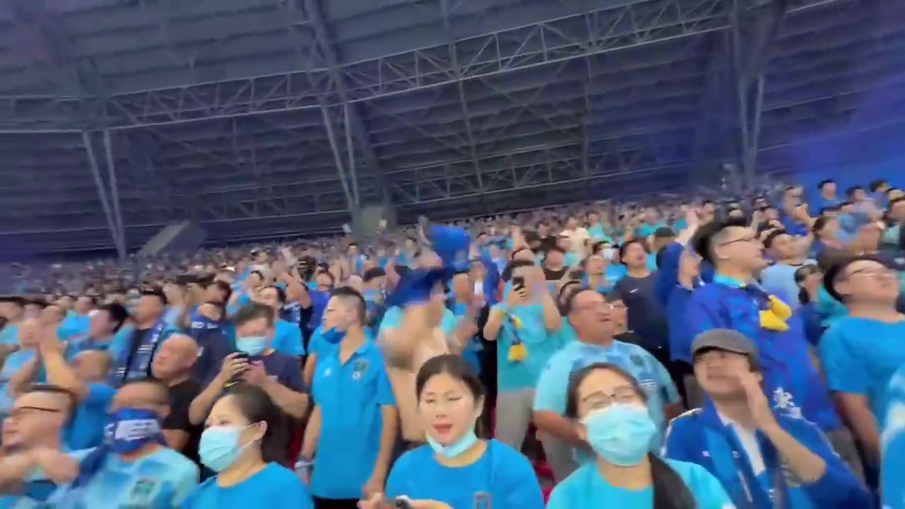 原来是友军？南通球迷去年看台高喊：上港是冠军！