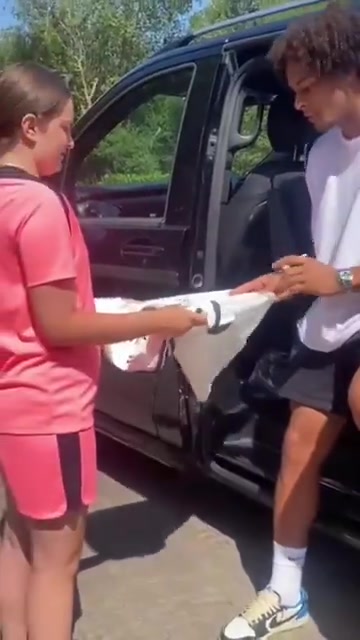 你能让穆夏拉加盟曼联吗？齐尔克泽：我试过了????