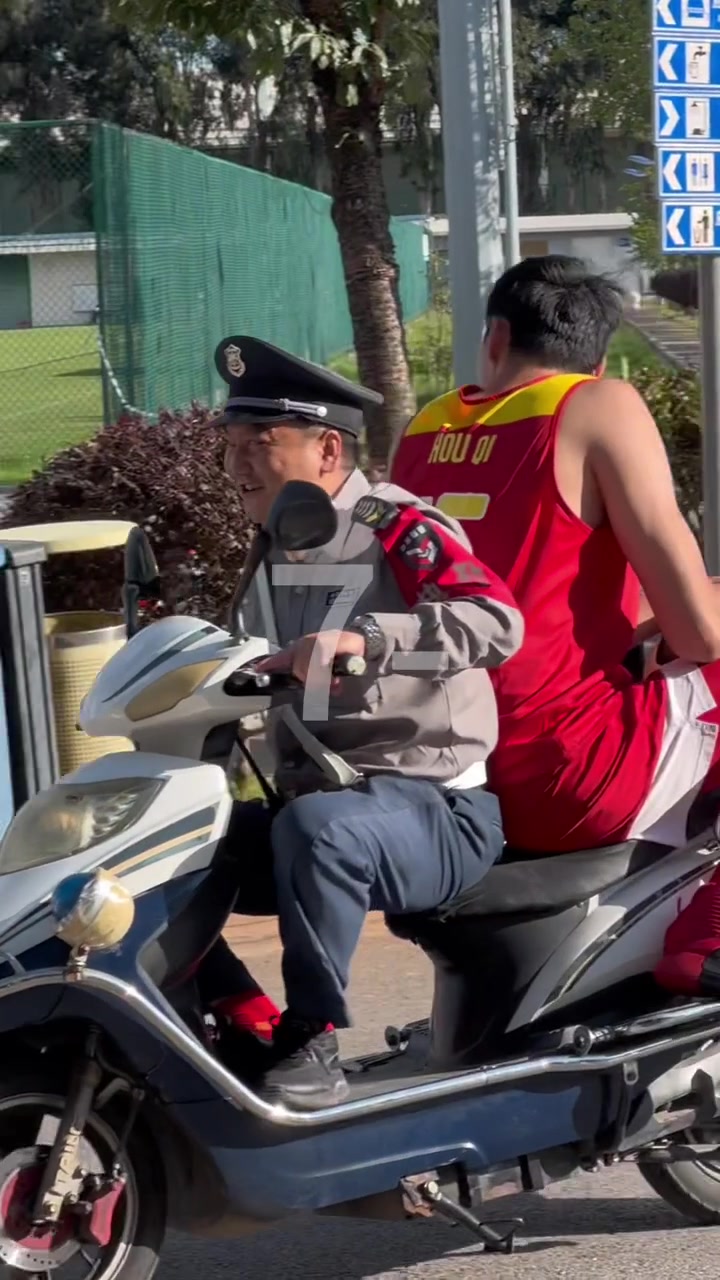 保安大哥骑着小电驴要载周琦去哪啊？????