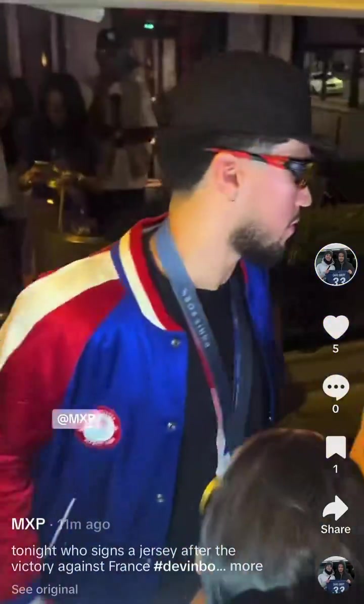 骑着单车去酒吧？布克给粉丝签完名后，骑着共享单车离开????