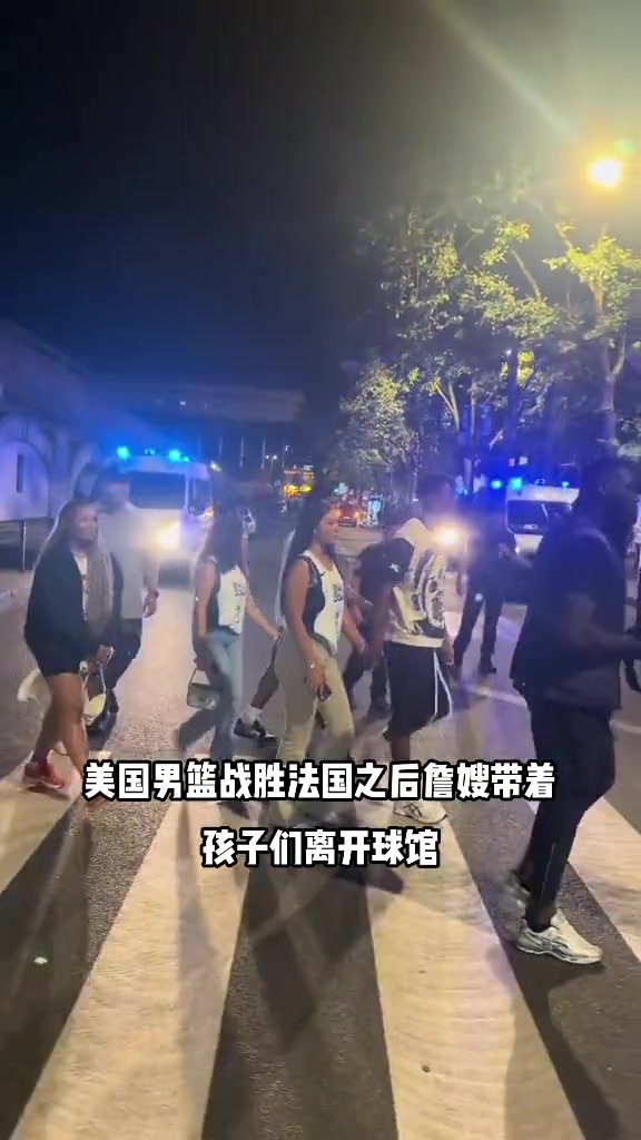 阿杜叔叔你看看????詹姆斯两儿子离开球馆一人牵一个女朋友