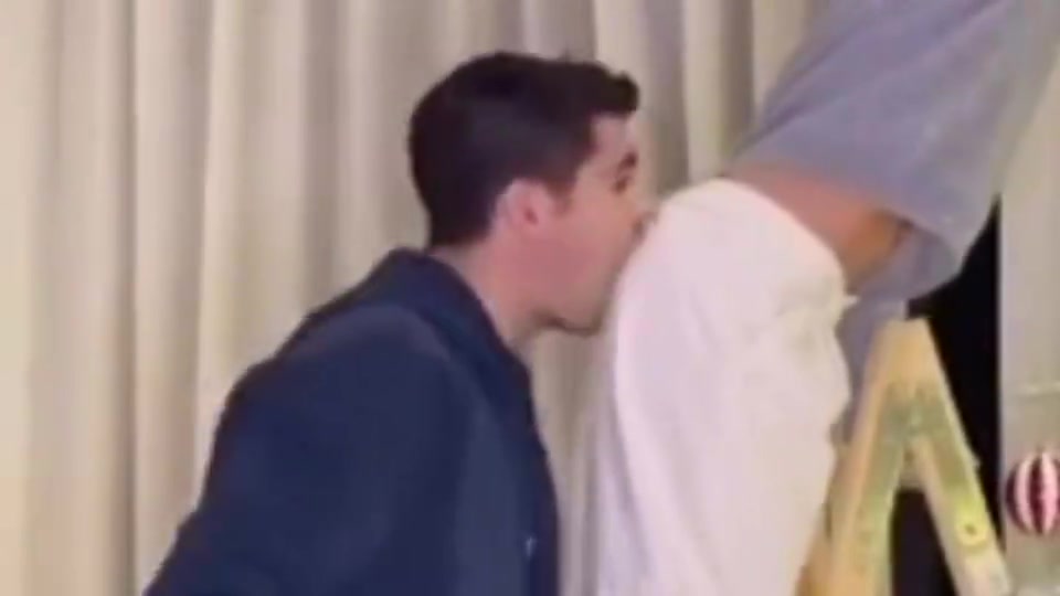 突然离婚????莫拉塔当年啃咬娇妻屁股秀恩爱