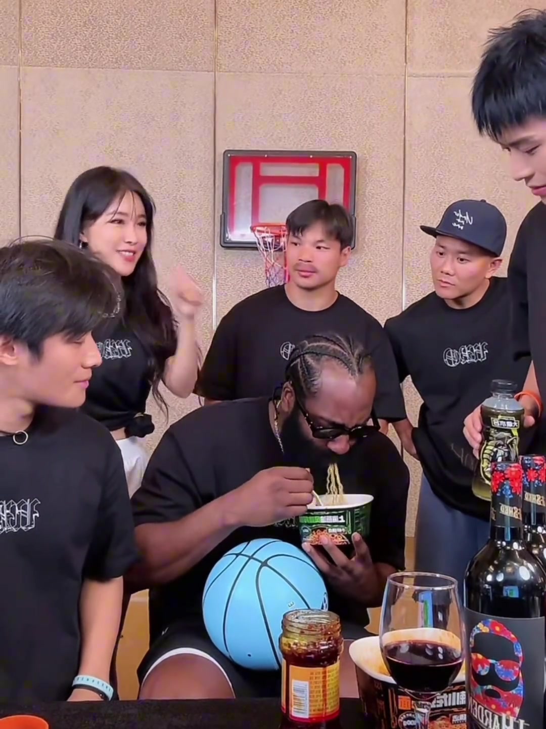 登哥在小杨哥直播间吃泡面，这吃得也太香了！????