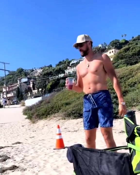 心情愉悦！克莱在海滩上和一家人开心玩耍????