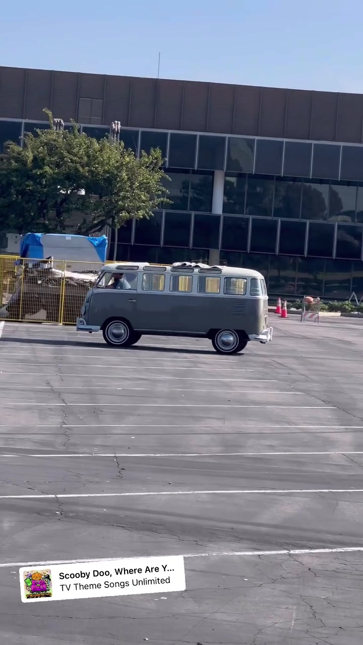 老头乐？????克莱开的是复古小巴士在停车场“飙车”????