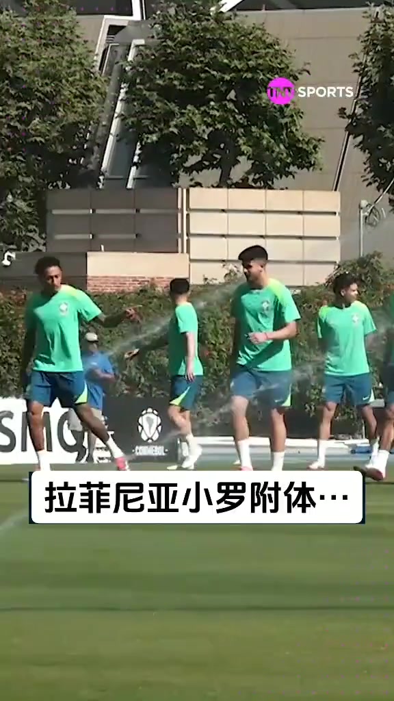 小罗附体？！拉菲尼亚训练中玩了一把空中牛尾巴!