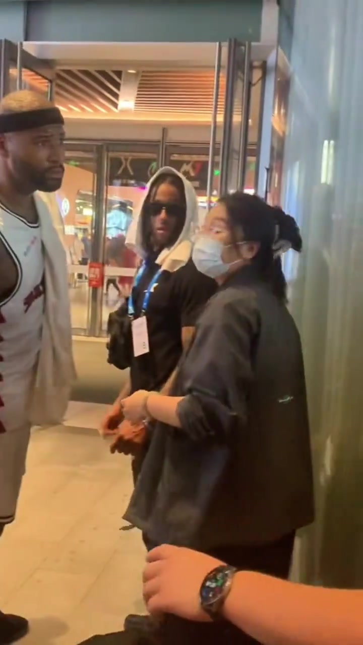 发音误会????有路人疑似说了句中文“那个” 考辛斯可不干了