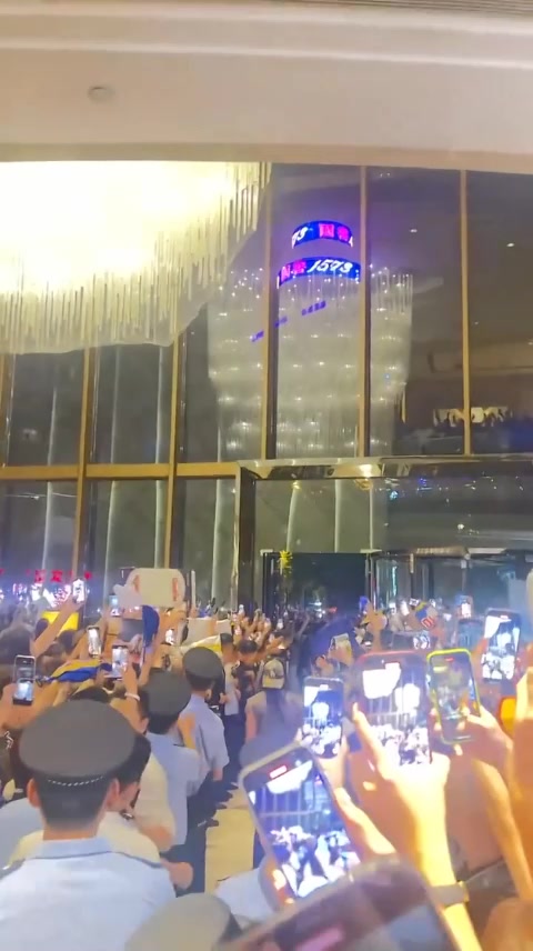 ????福克斯和库里中国行抵达酒店入驻 结果福克斯竟无人打招呼
