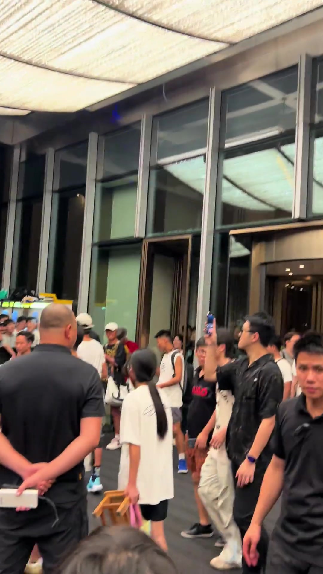 啊这！库里回上海到酒店没走大门，等候已久的球迷怒喷品牌方????