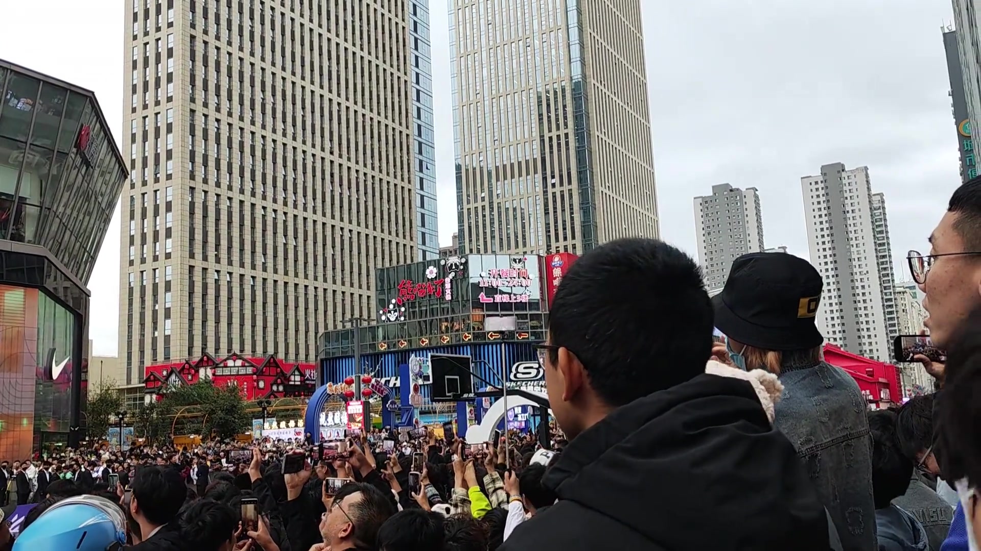 库里来之前，球迷怒喷品牌方！库里来了后，球迷高呼“MVP”????