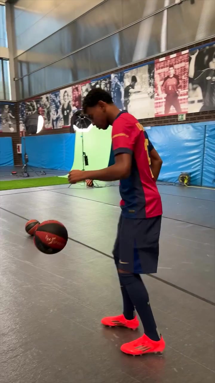 ⚽对亚马尔来说，天赋就是有球就行????