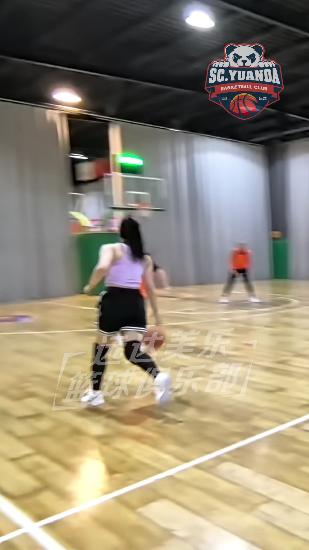 不愧勒布朗-梦！????看穿运动上衣的李梦霸气一条龙碾压上篮