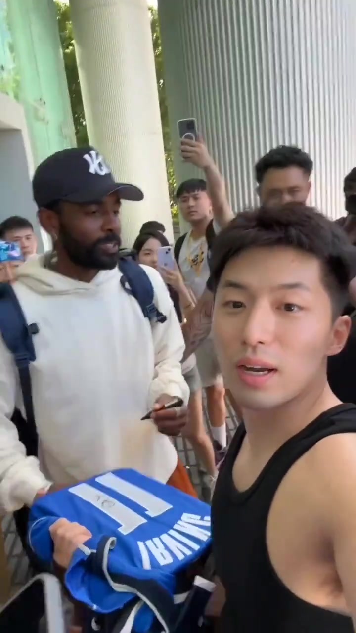 男球迷拿到欧文亲笔签名感动哭了：我的青春圆满了????