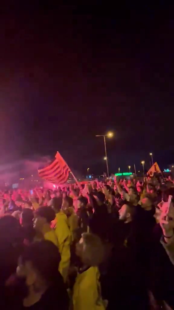 厂长威武????加盟雅典AEK的马夏尔受到了球迷热烈欢迎
