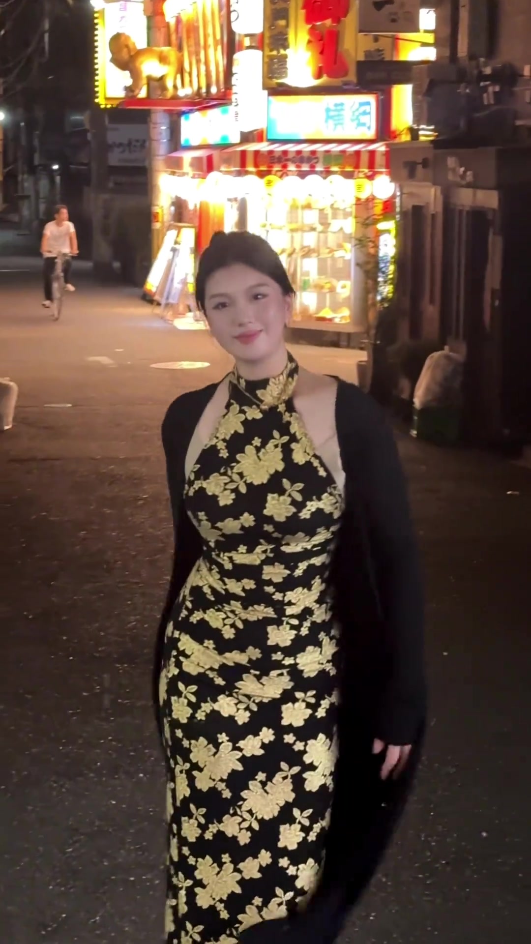 嚯！当野球场肘姐穿上旗袍，这你受得了嘛？????