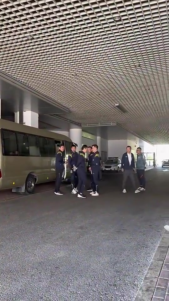 “好好吹啊，晚上请你们吃烧烤！”泰山球迷喊话裁判李海新????