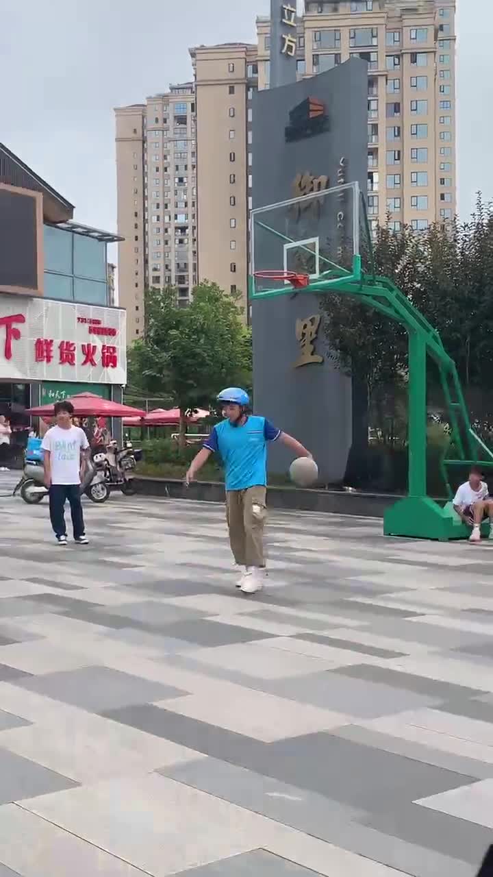 我说我的餐怎么还没送来，原来外卖小哥跑去打球了????