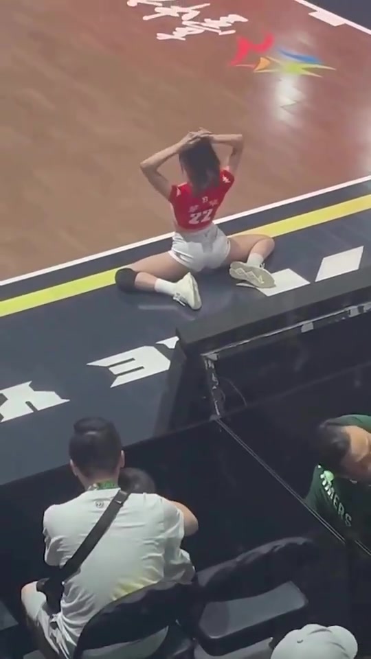 啦啦队美女在场边做拉伸，这身体柔韧性是真好????