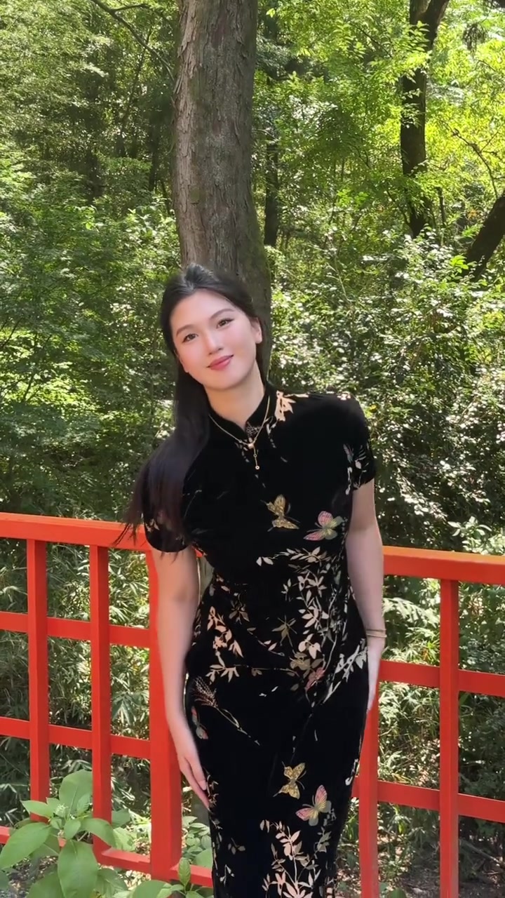 哇塞，穿上旗袍的野球场肘姐，身材真是凹凸有致！????