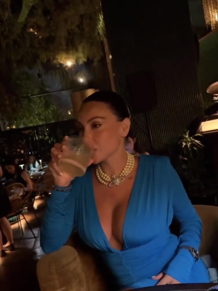 假期快乐????嫂子很开心！瓦科陪伴女友共进晚餐