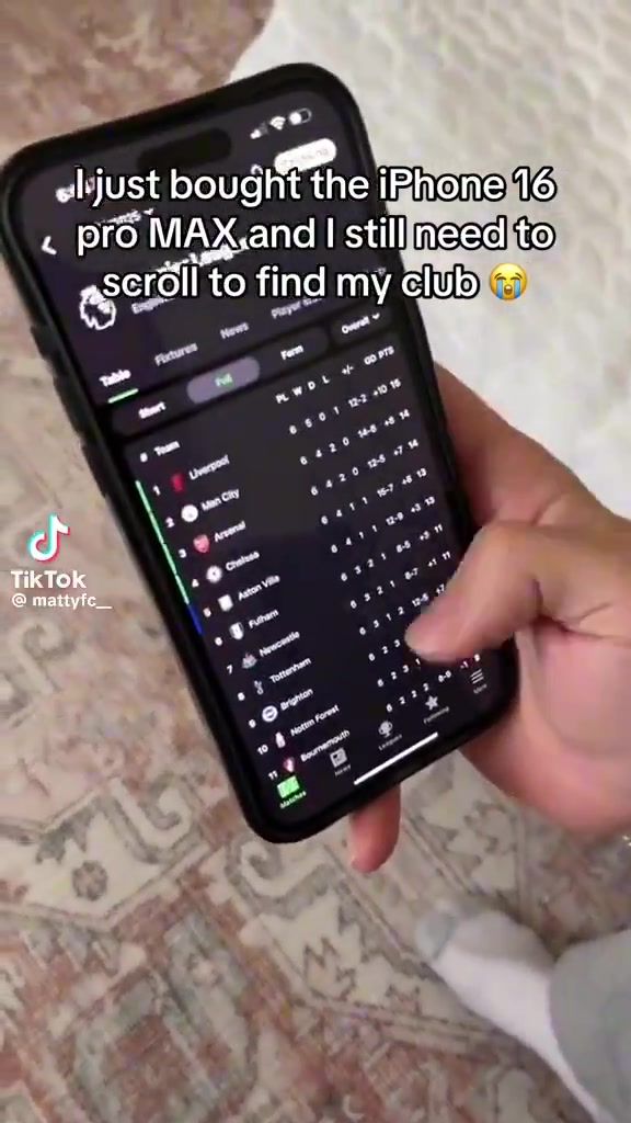 曼联球迷：我在苹果16Max上仍然看不到曼联排名????