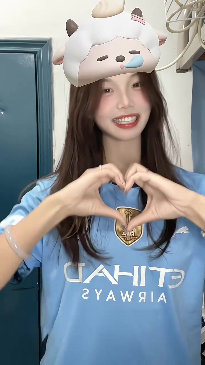 可爱！这个曼城女球迷是真招人喜欢啊????