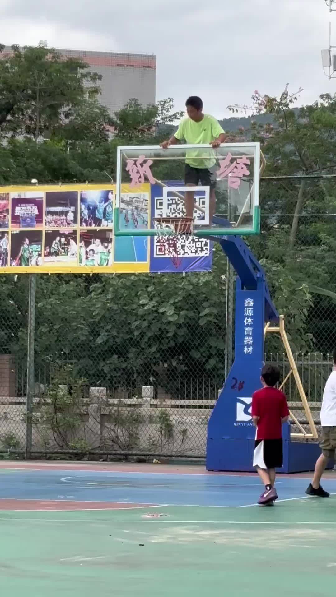 小区盖帽王？来一个威少就老实了????????????